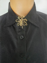 Load image into Gallery viewer, Bronze octopus collar pin