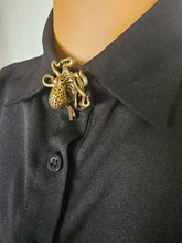 Load image into Gallery viewer, Bronze octopus collar pin
