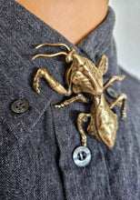Load image into Gallery viewer, Dead leaf mantis button cover