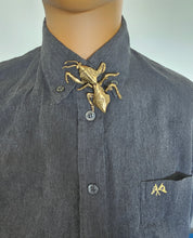 Load image into Gallery viewer, Dead leaf mantis button cover
