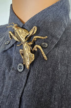 Load image into Gallery viewer, Dead leaf mantis button cover