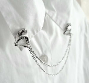 Moving shark jaws collar pin